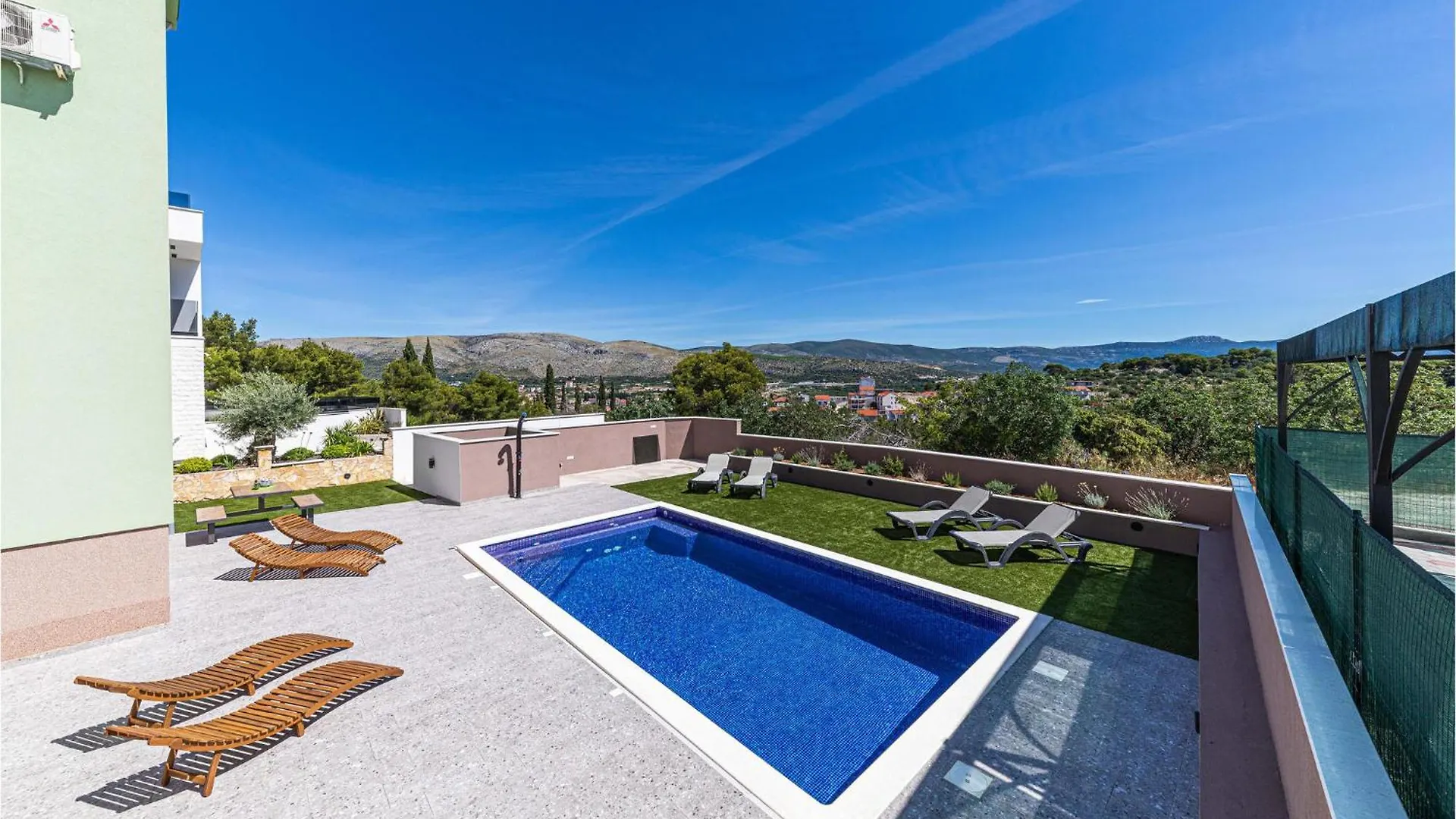 2 Bedroom Cozy Apartment In Saldun Trogir