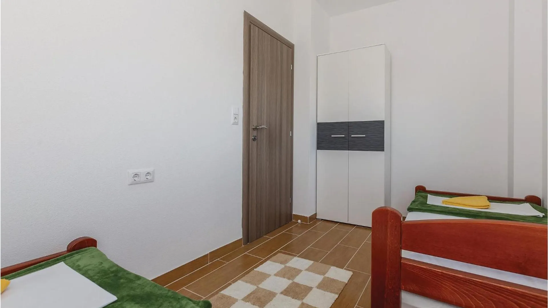 2 Bedroom Cozy Apartment In Saldun Trogir