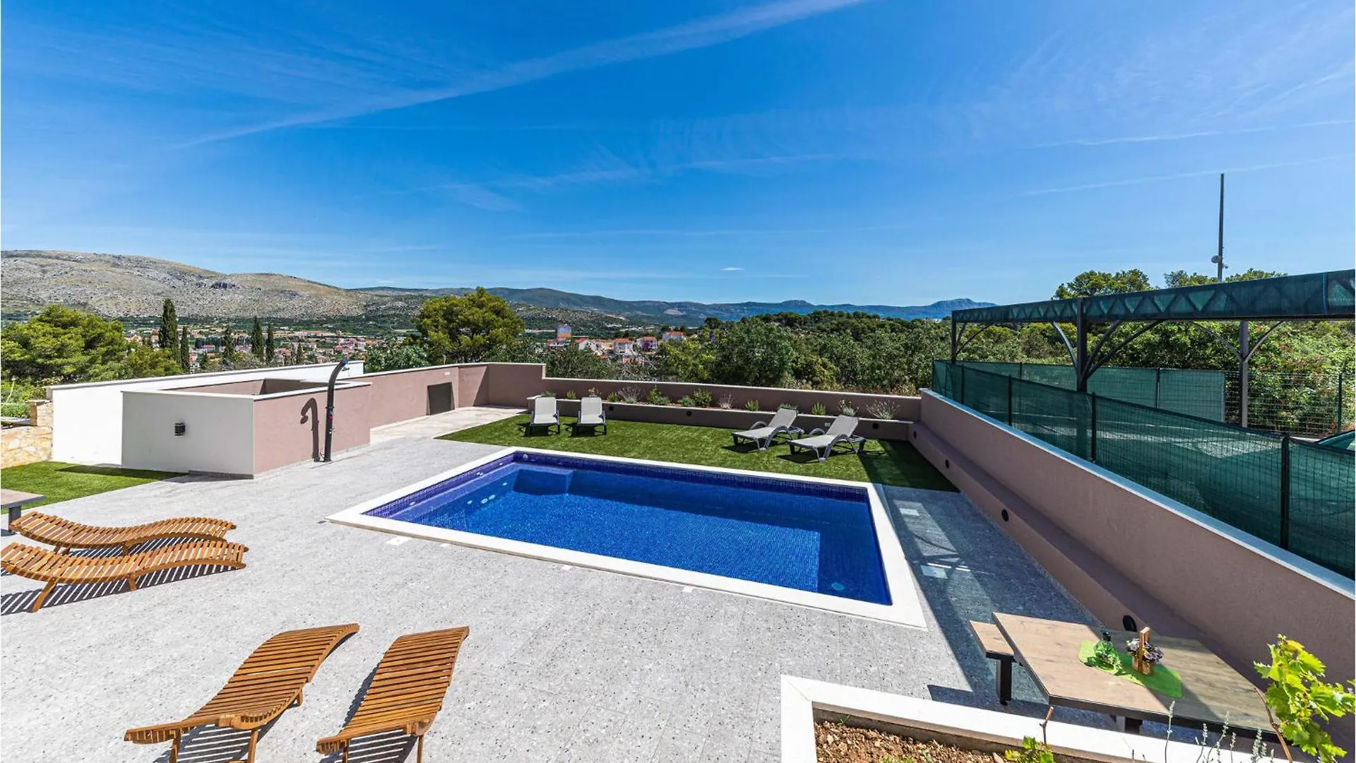 2 Bedroom Cozy Apartment In Saldun Trogir