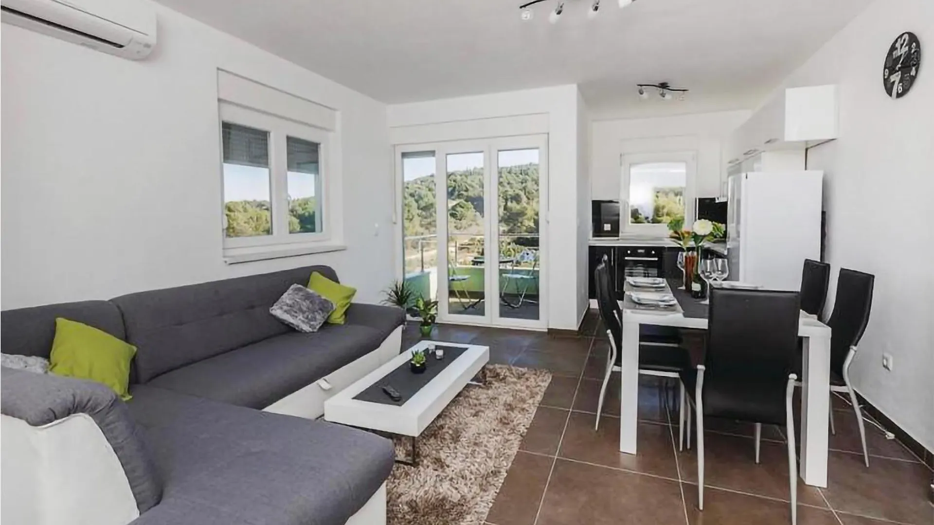 2 Bedroom Cozy Apartment In Saldun Trogir
