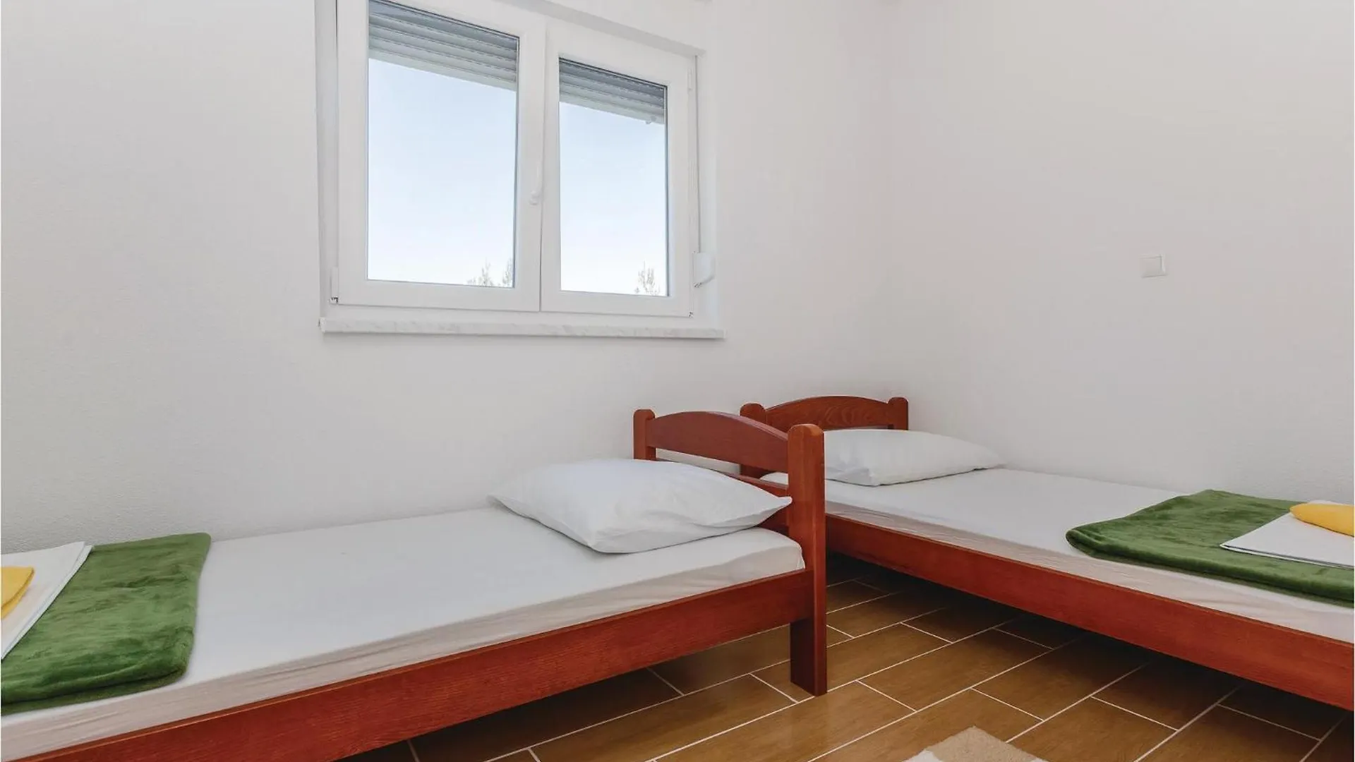 2 Bedroom Cozy Apartment In Saldun Trogir Kroatien