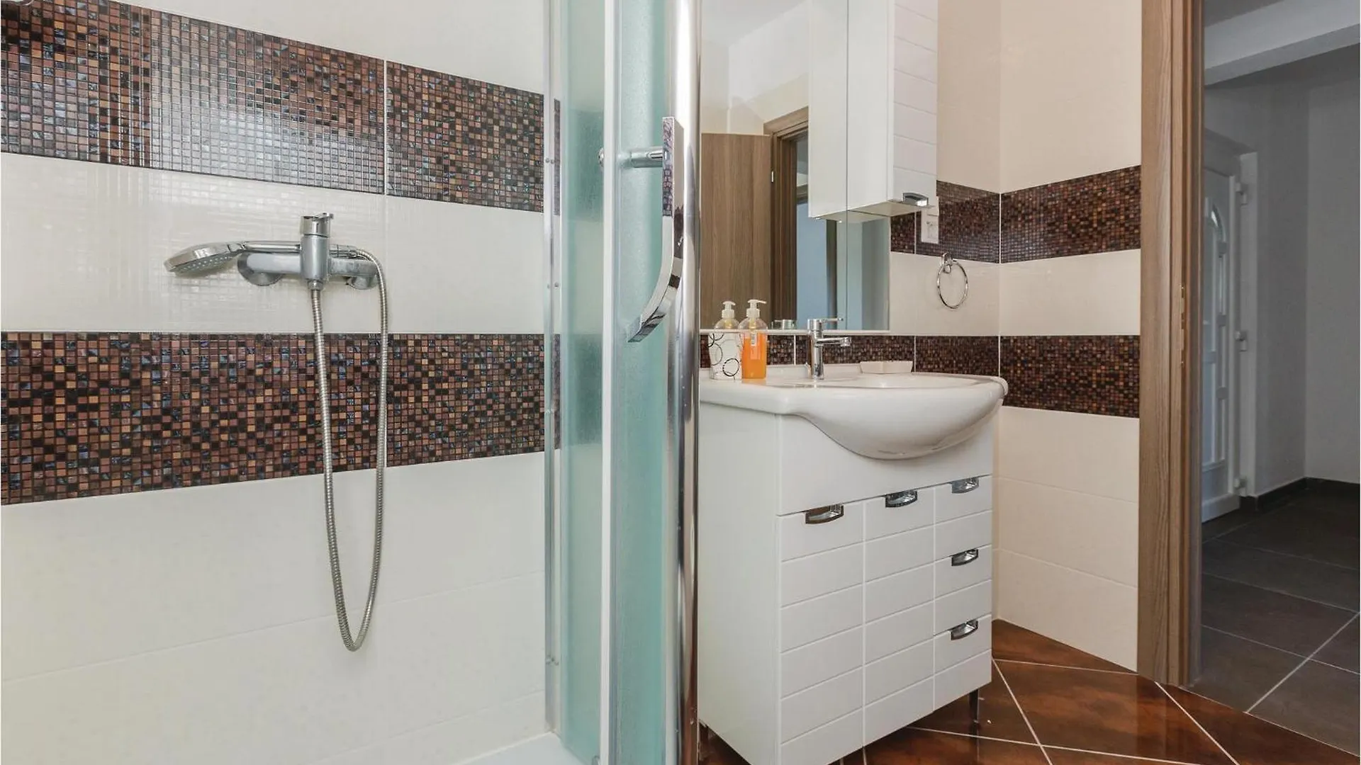 2 Bedroom Cozy Apartment In Saldun Trogir