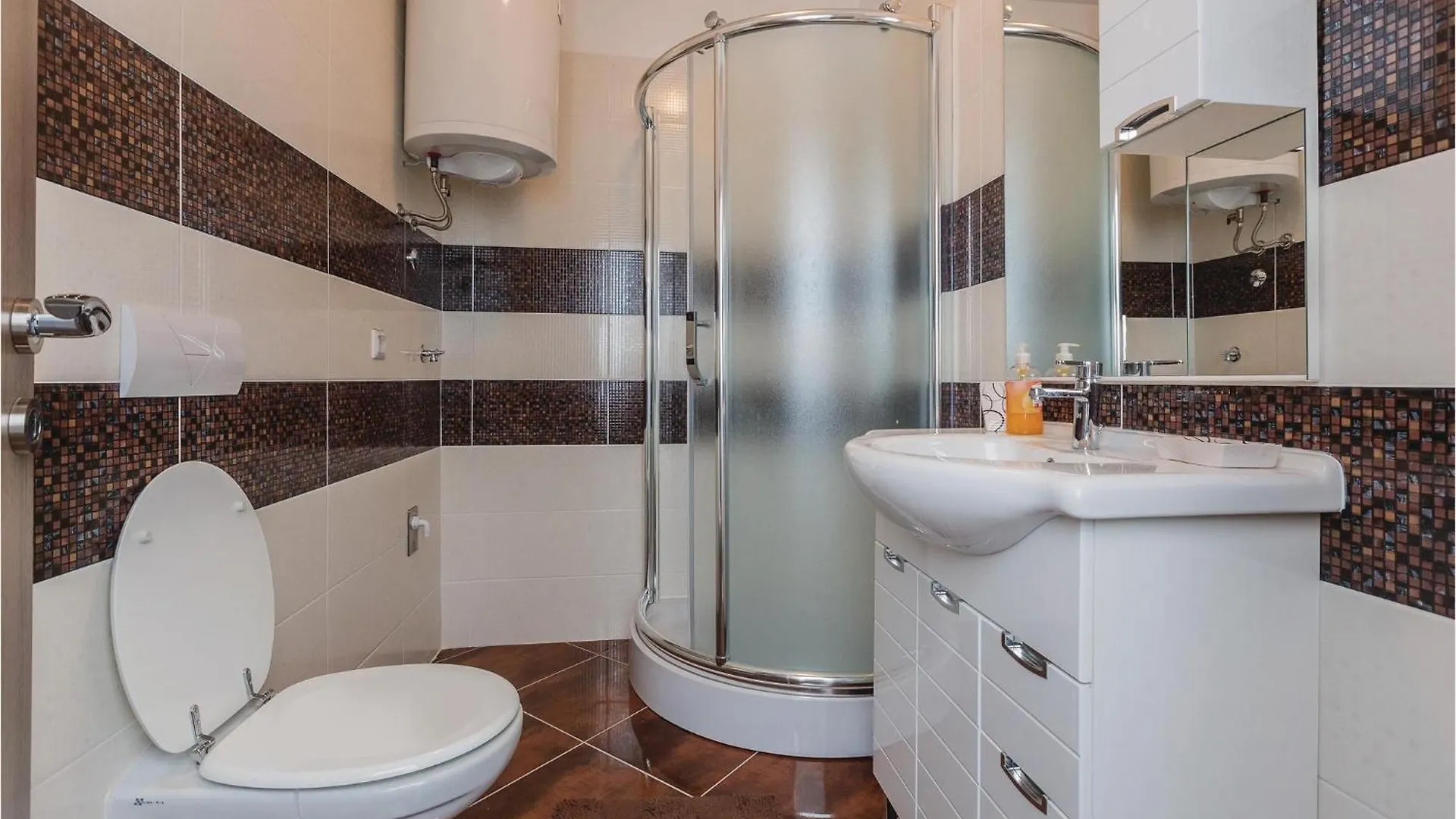 2 Bedroom Cozy Apartment In Saldun Trogir 0*,